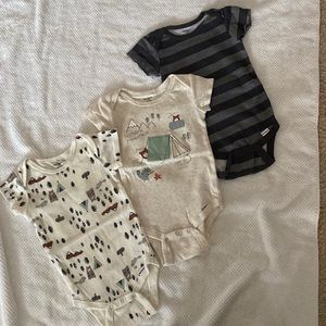 Bundle of 3 Gerber Onesies 6-9 M onesies